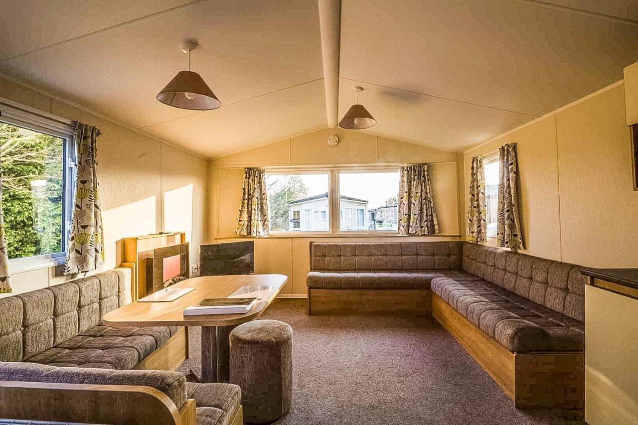 Caravan With Decking At Highfield Grange In Essex Ref 26452Ba Hotel Clacton-on-Sea Exterior photo