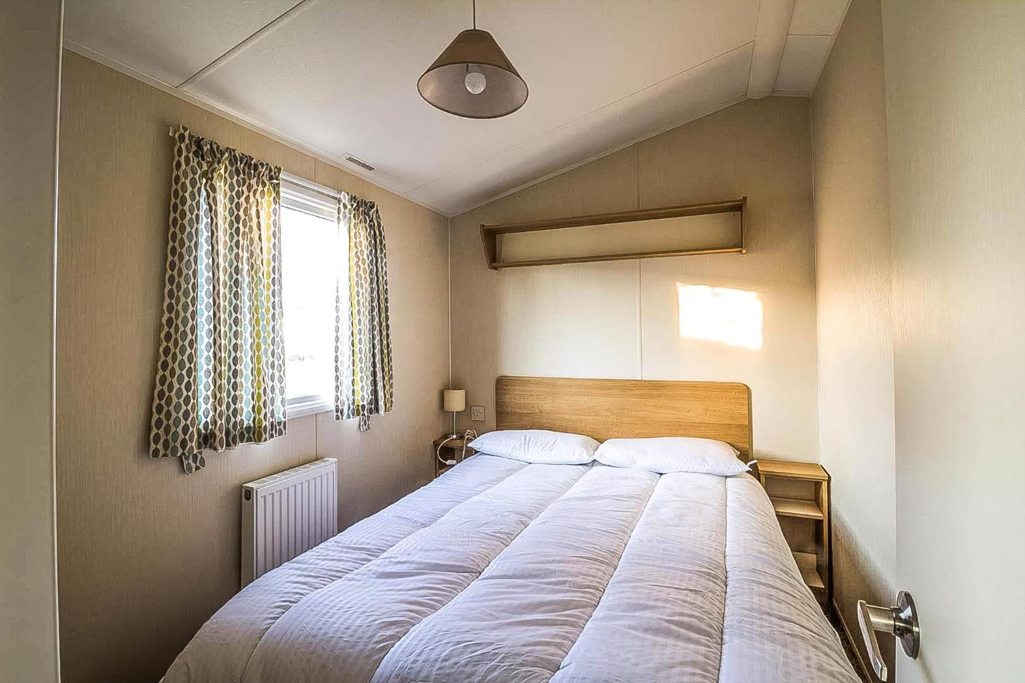 Caravan With Decking At Highfield Grange In Essex Ref 26452Ba Hotel Clacton-on-Sea Exterior photo