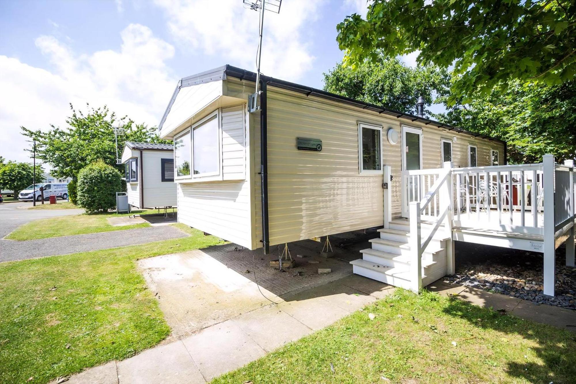 Caravan With Decking At Highfield Grange In Essex Ref 26452Ba Hotel Clacton-on-Sea Exterior photo